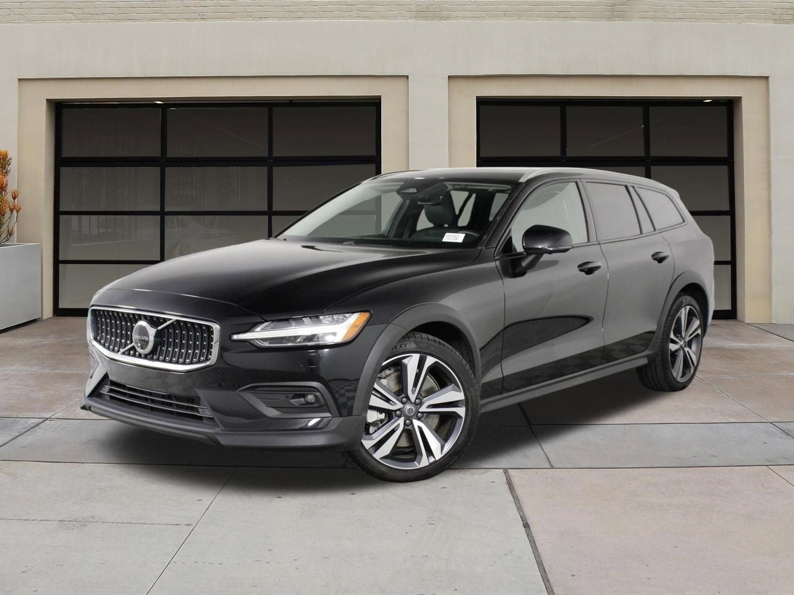 Certified 2025 Volvo V60 B5 Cross Country Plus image 3