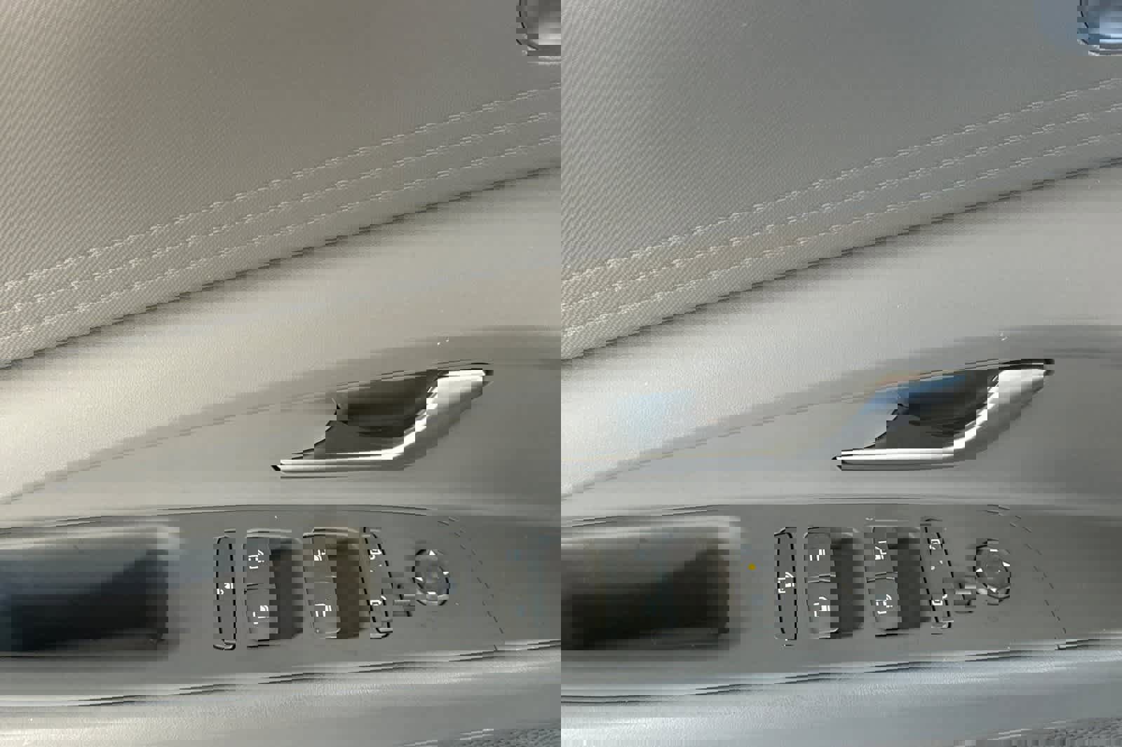 Used 2025 Hyundai Elantra SE image 13