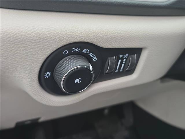 Used 2023 Chrysler Pacifica Touring-L FWD image 9