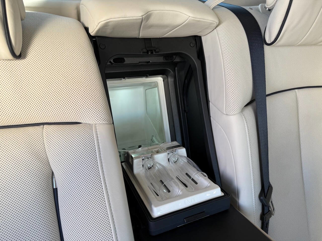 Used 2018 Rolls-Royce Phantom Sedan image 34