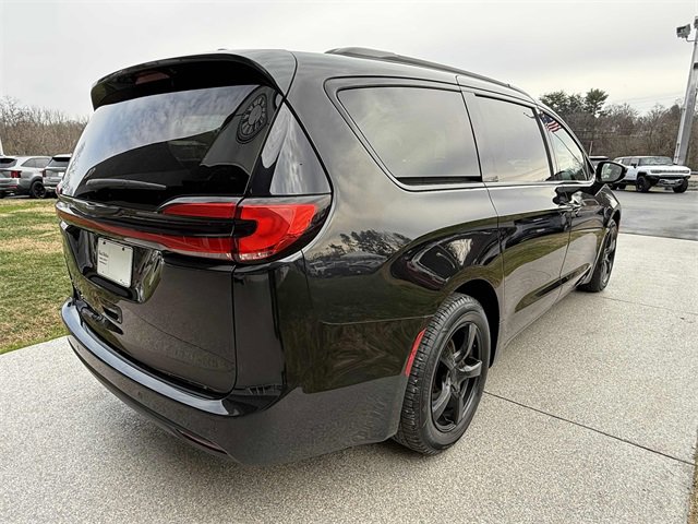 Used 2021 Chrysler Pacifica Touring w/ Uconnect Theater Family Group image 19