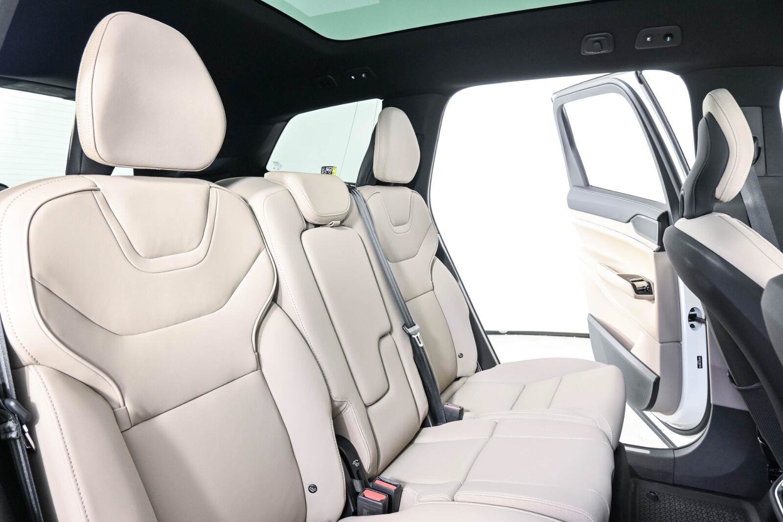 Certified 2025 Volvo EX90 Ultra AWD/4WD image 23