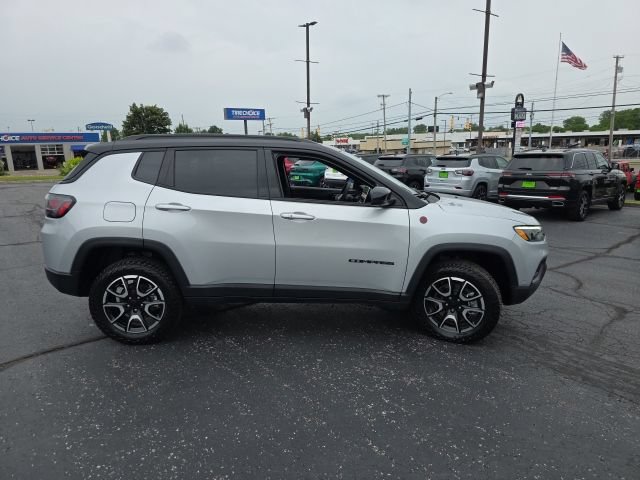 Used 2024 Jeep Compass Trailhawk w/ Trailhawk Elite Group AWD/4WD image 8