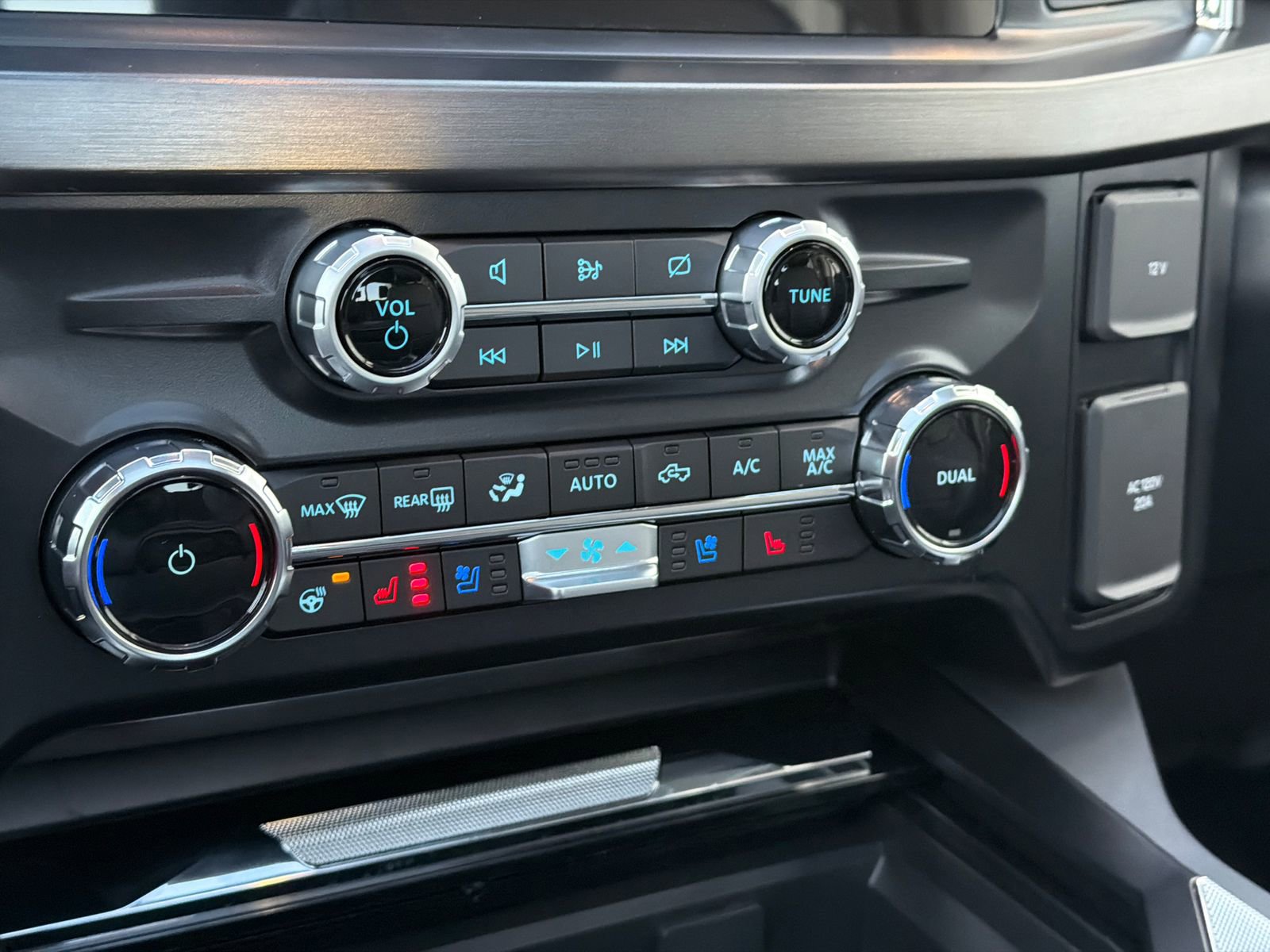 Used 2024 Ford F250 Lariat w/ Lariat Ultimate Package image 29