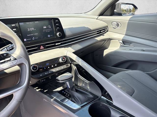 Used 2022 Hyundai Elantra SEL w/ Convenience + Premium Package FWD image 16