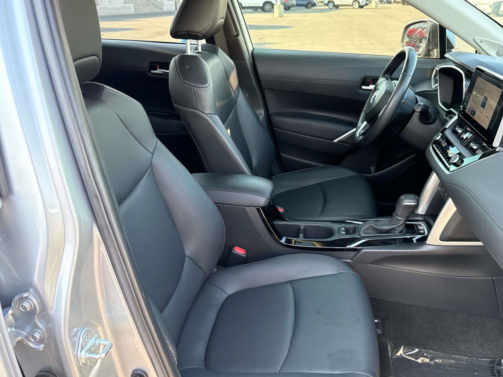 Used 2023 Toyota Corolla Cross XLE w/ Convenience Package AWD/4WD image 18