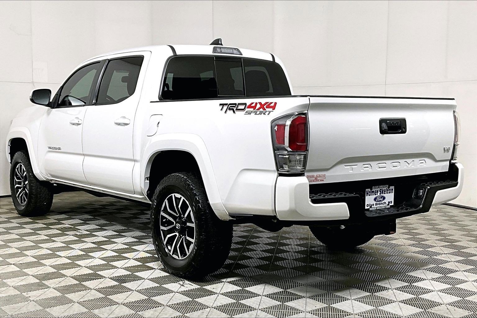 Used 2020 Toyota Tacoma TRD Sport image 11
