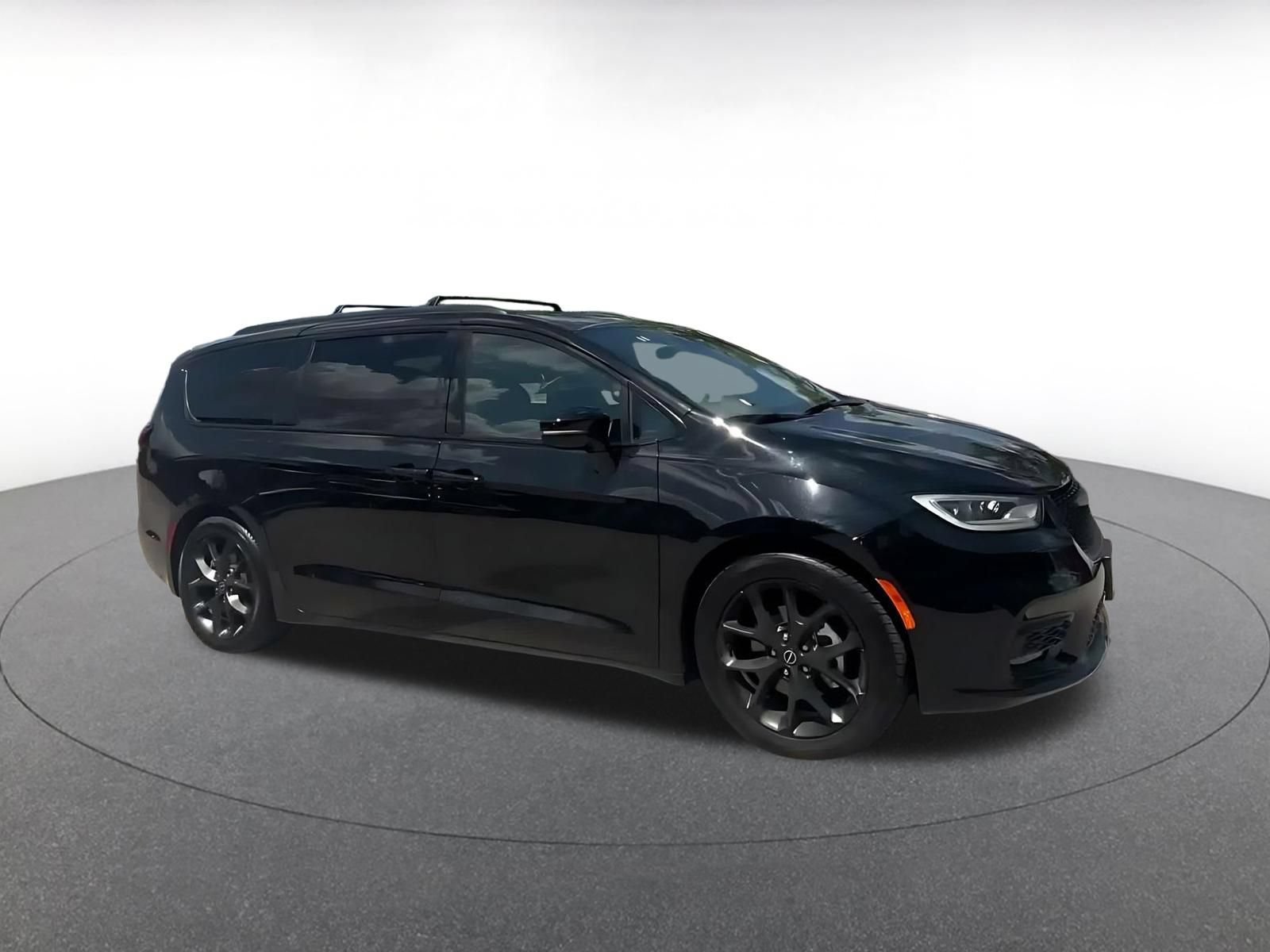 Used 2025 Chrysler Pacifica Limited FWD image 2