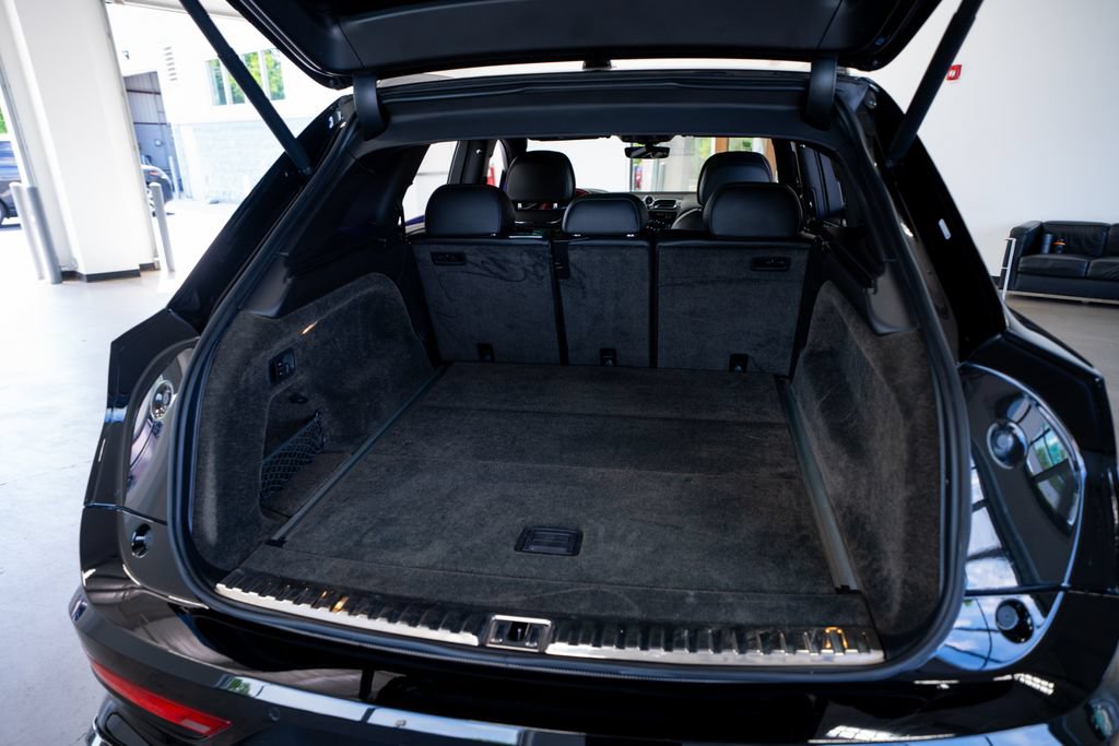 Used 2022 Bentley Bentayga AWD/4WD image 54