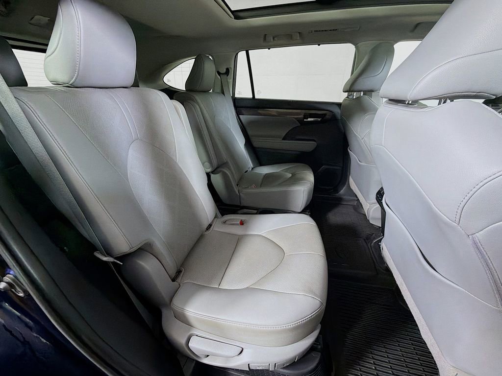 Used 2020 Toyota Highlander Platinum image 25