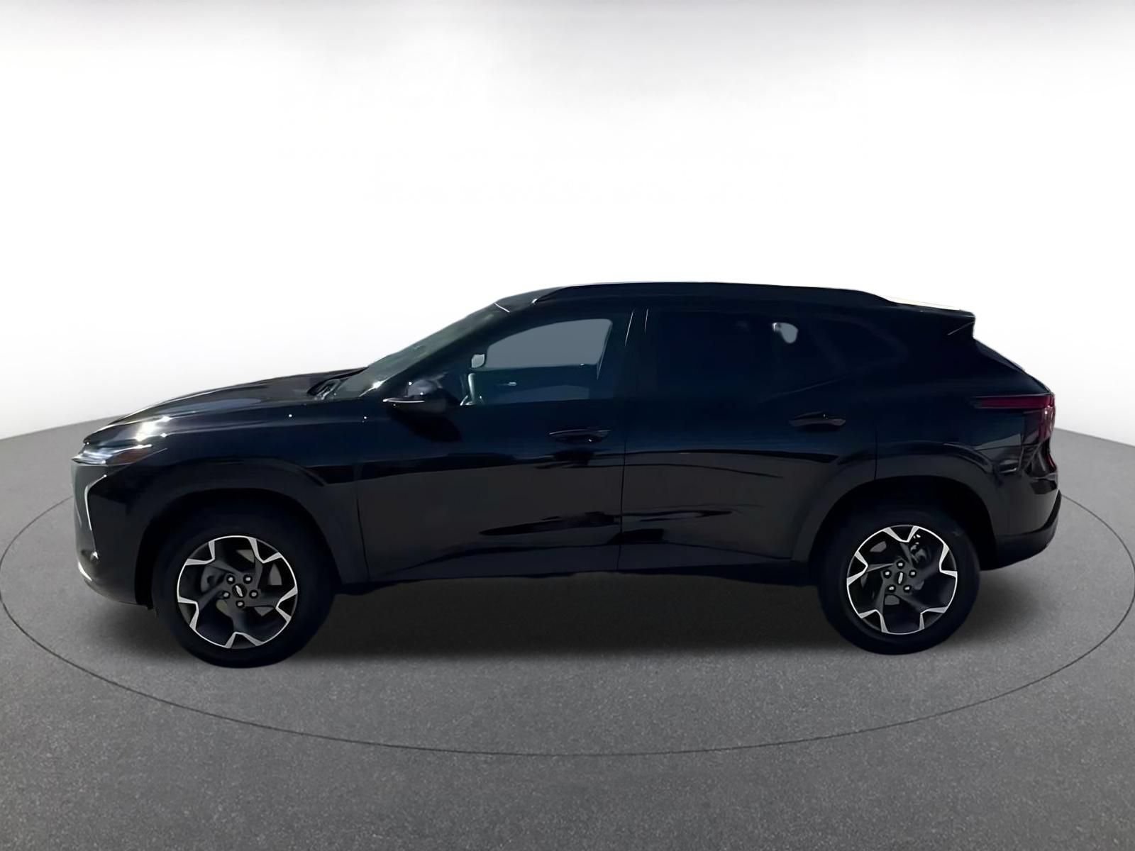 Used 2025 Chevrolet Trax LT FWD image 8