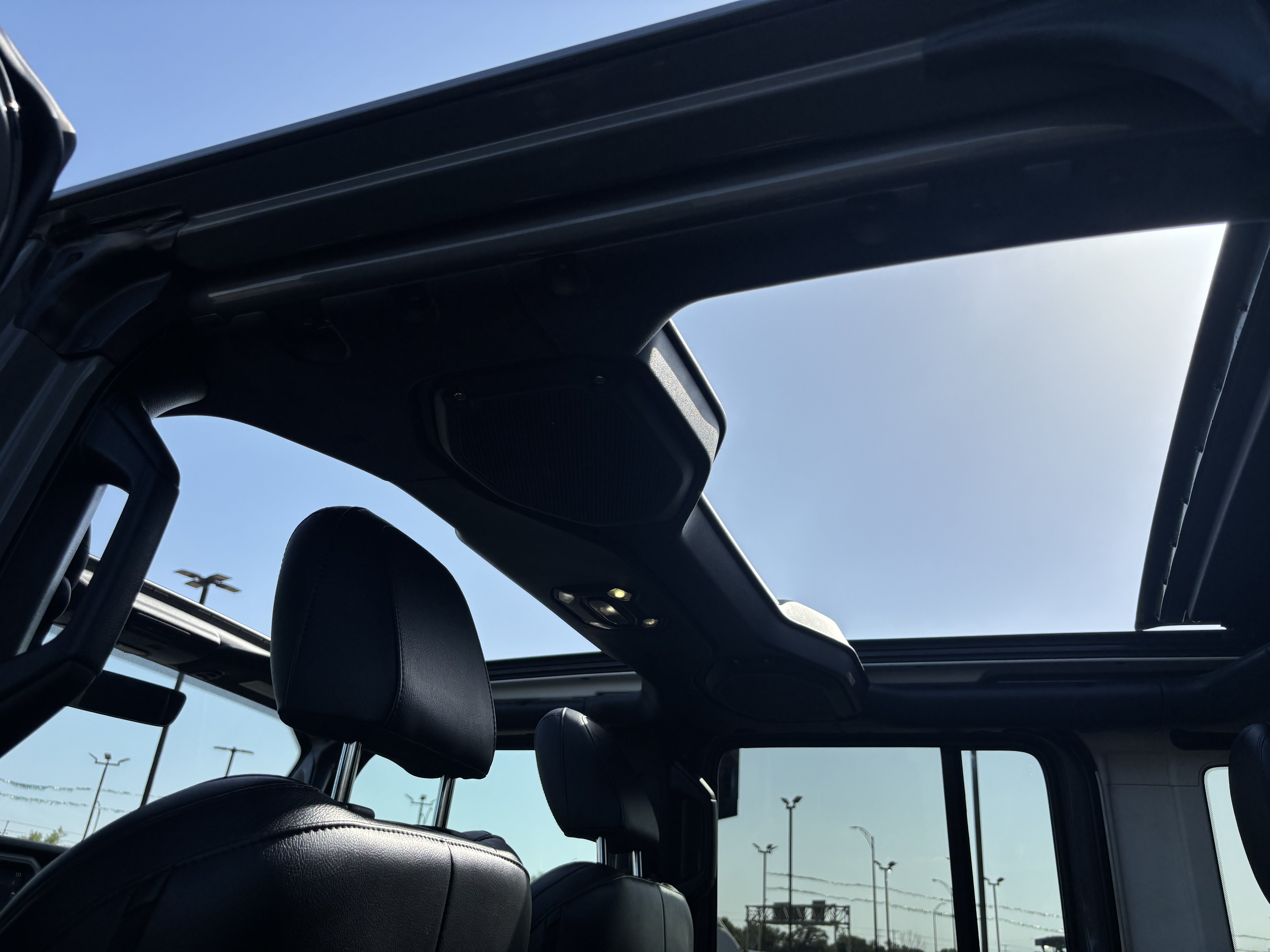 Used 2021 Jeep Wrangler Unlimited Sahara w/ Cold Weather Group AWD/4WD image 26