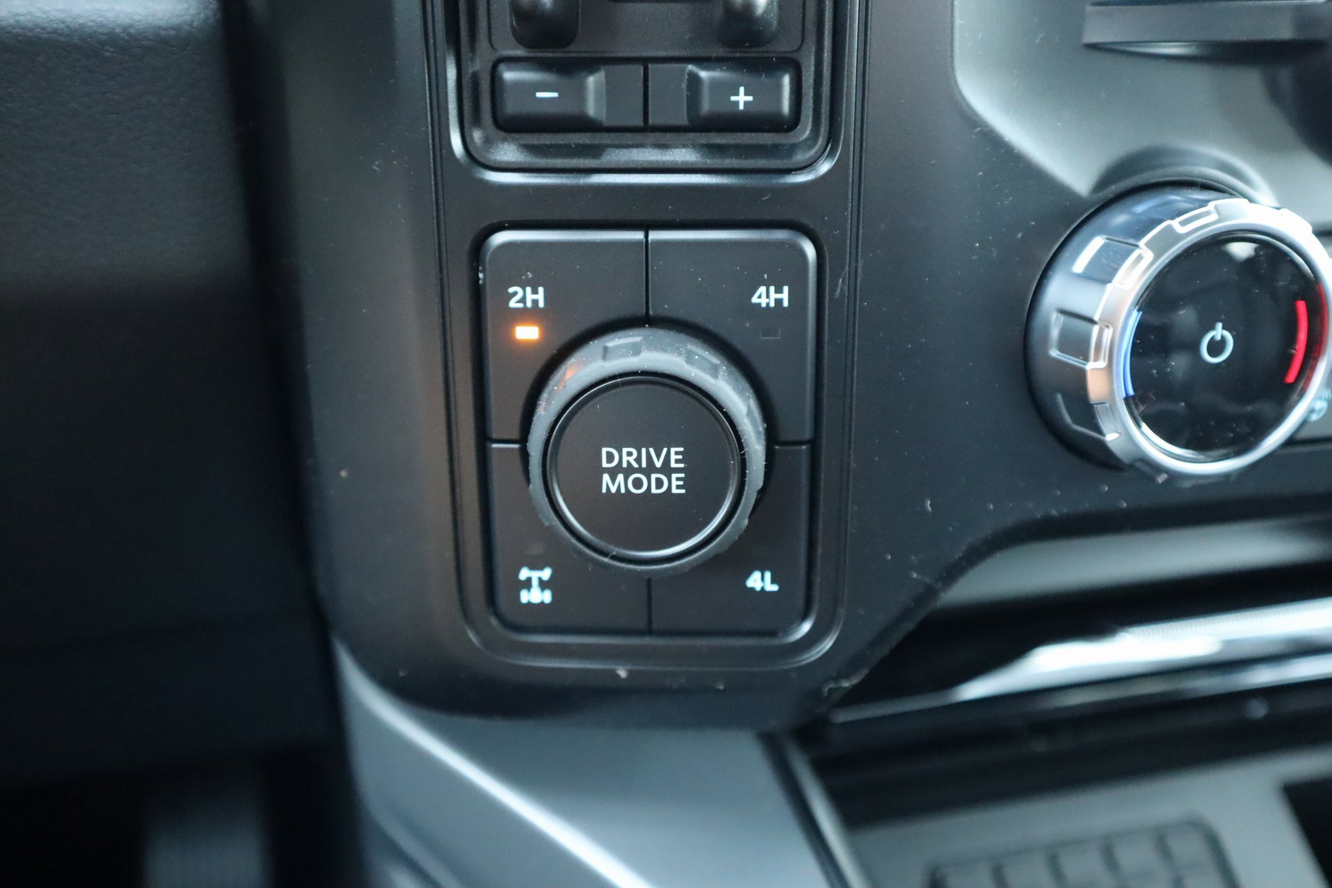 New 2026 Ford F250 Lariat w/ Black Appearance Package image 9