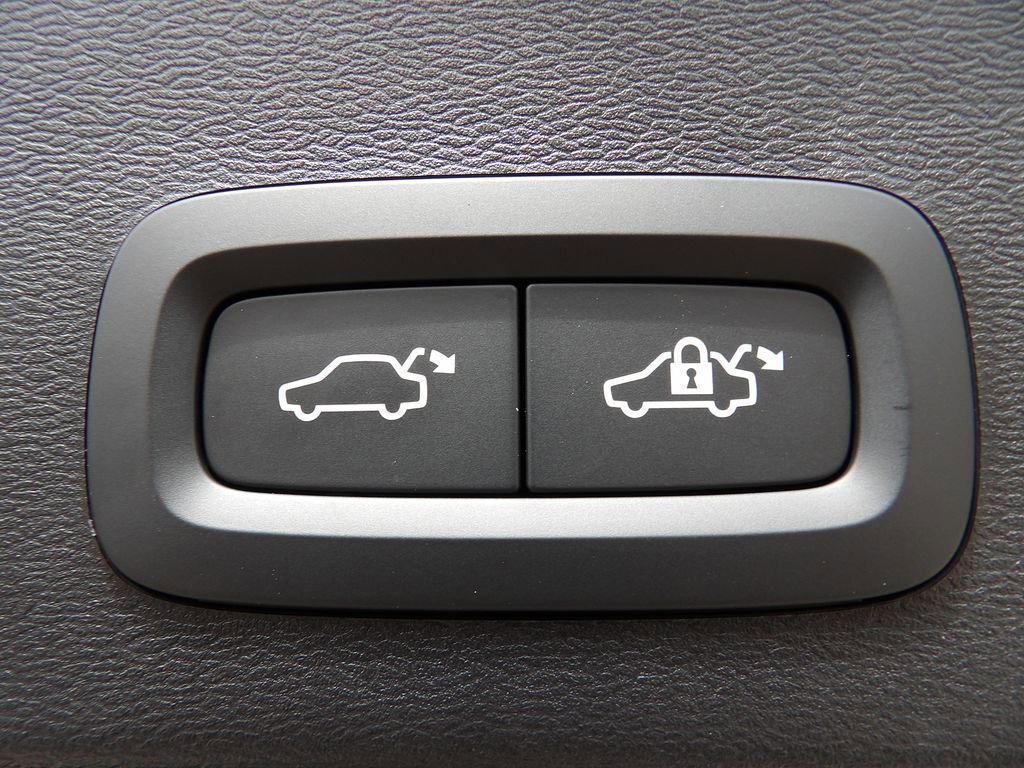 New 2025 Volvo XC40 B5 Ultra w/ Climate Package image 26