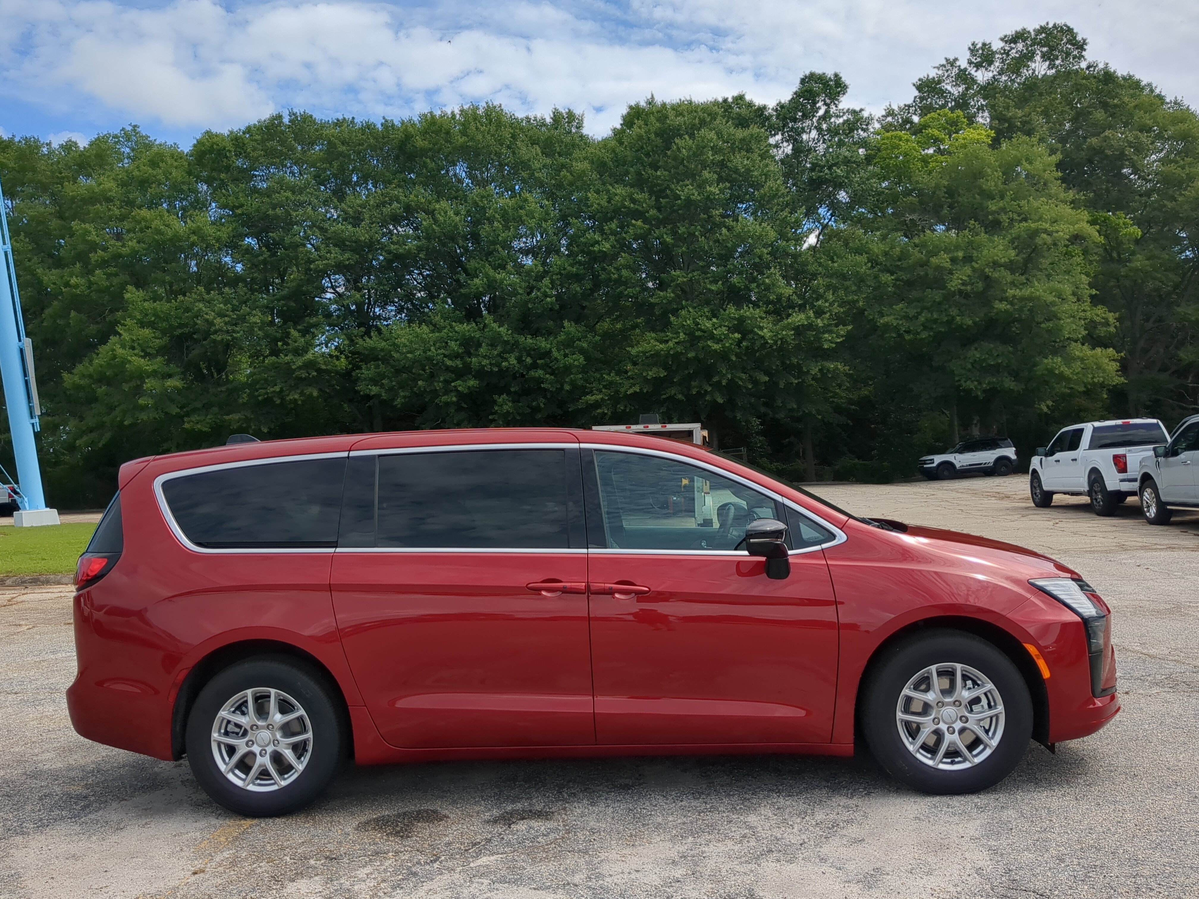 New 2027 Chrysler Pacifica Select FWD image 2