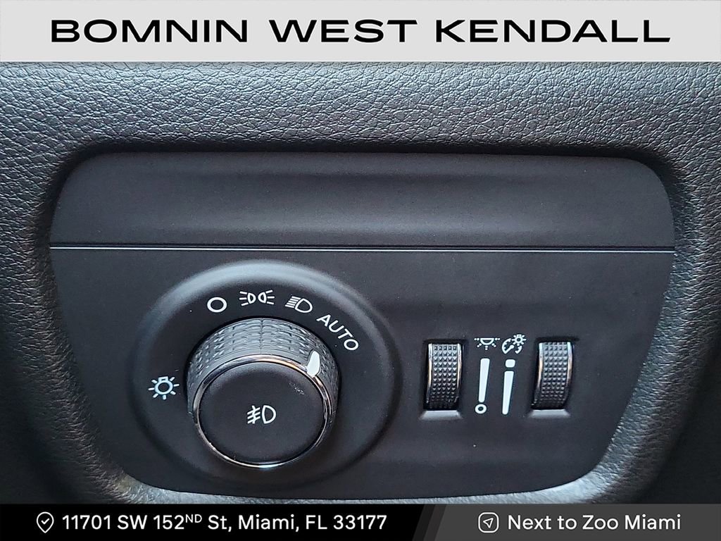 Used 2025 Jeep Grand Cherokee Limited w/ Black Appearance Package image 25