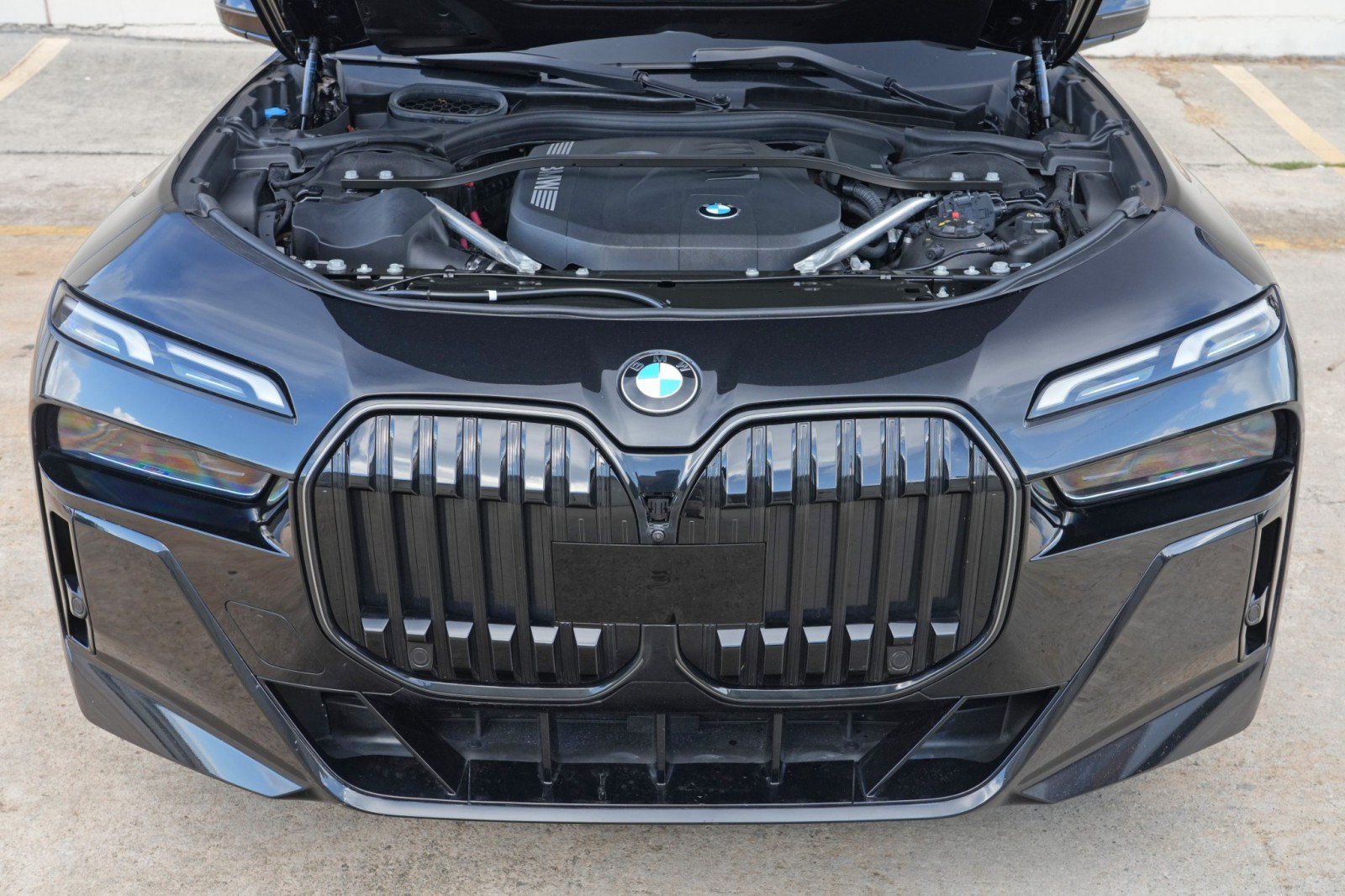 Used 2024 BMW 740i w/ Premium Package 2 RWD image 8