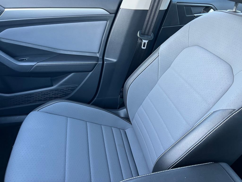 Used 2025 Volkswagen Jetta SE FWD image 28