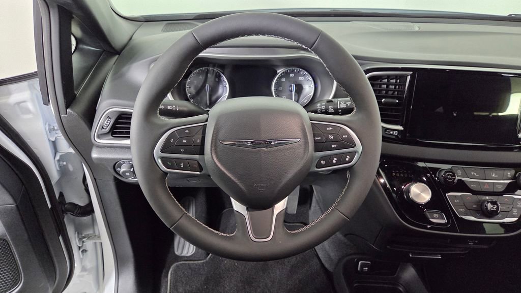 Used 2026 Chrysler Pacifica Select image 17