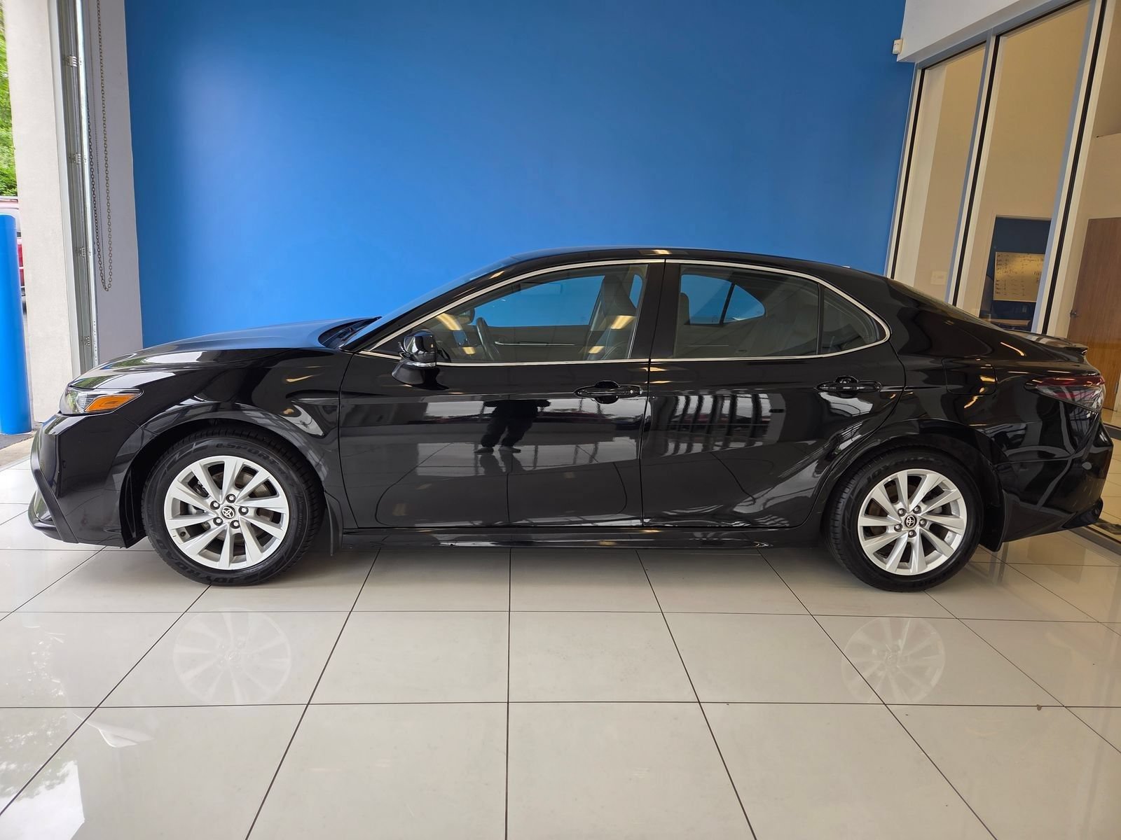 Used 2024 Toyota Camry SE FWD image 4