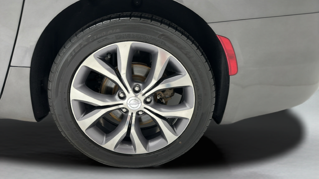 Used 2018 Chrysler Pacifica Limited w/ Tire & Wheel Group FWD image 8