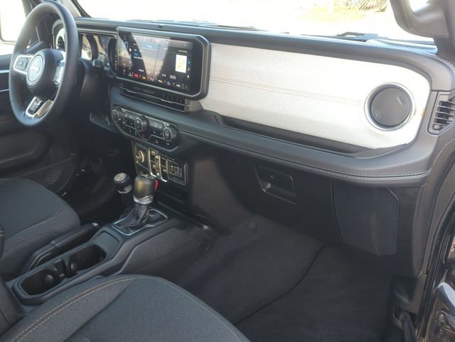 Used 2025 Jeep Wrangler Sahara image 24