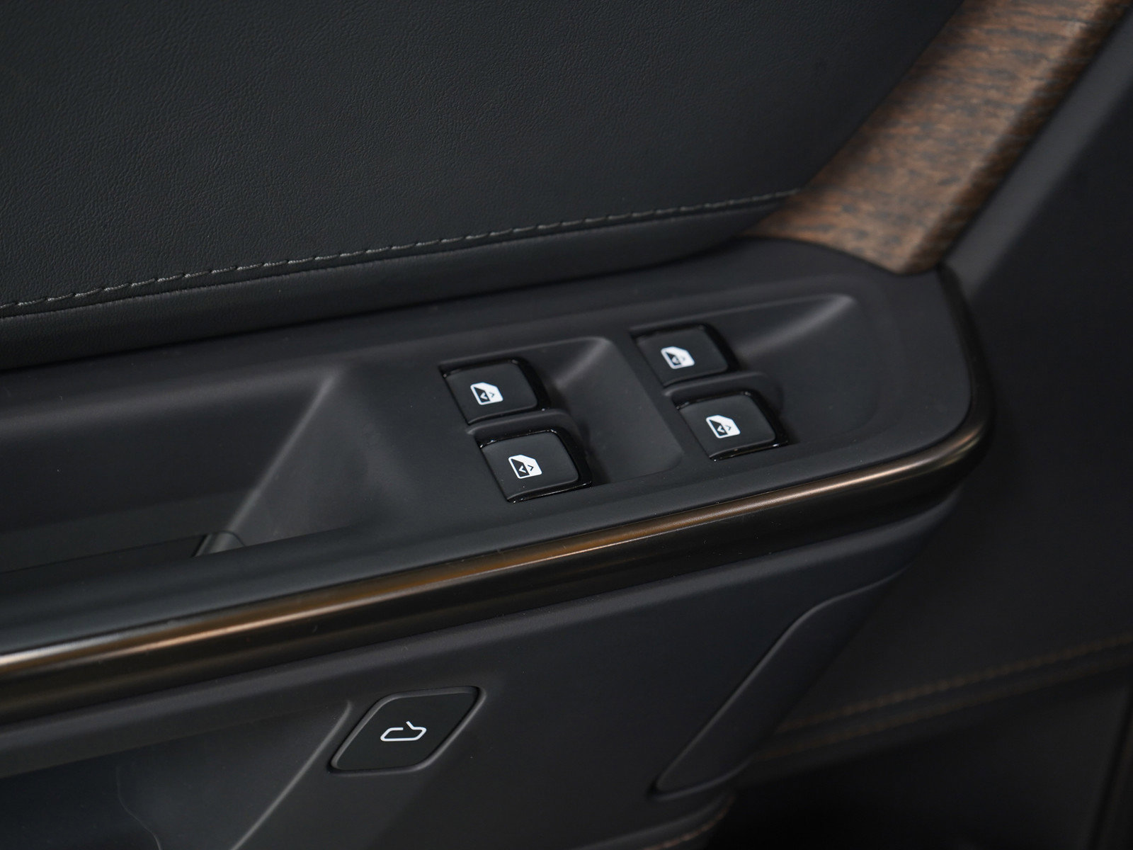 Used 2025 Rivian R1S Premium image 23