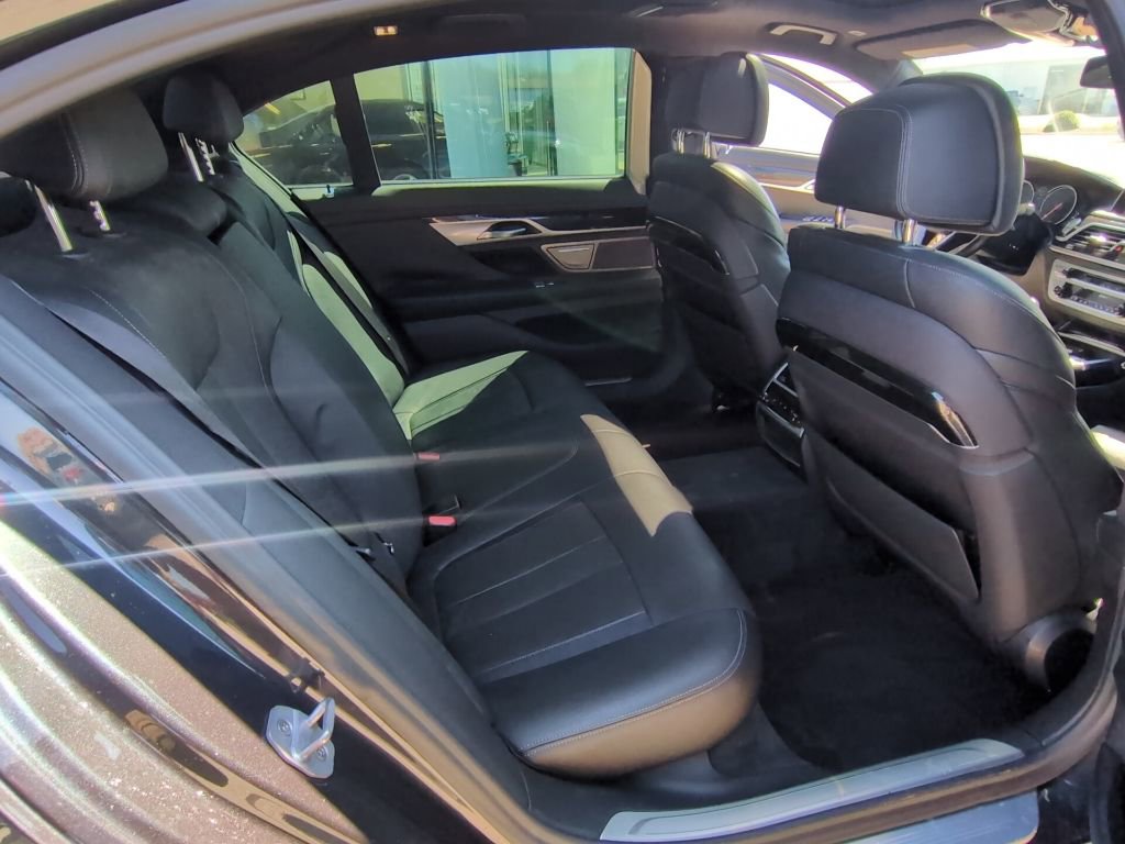 Used 2019 BMW 740i image 17