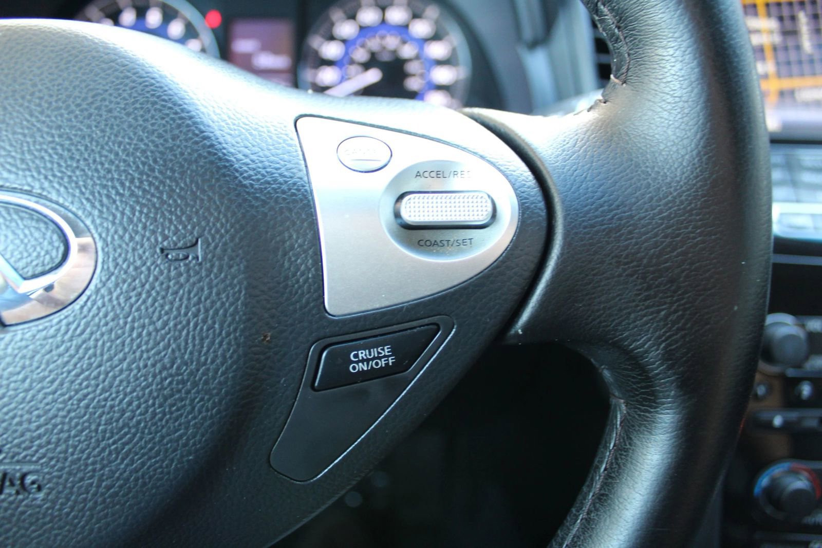 Used 2017 INFINITI QX70 3.7 w/ Premium Package image 17