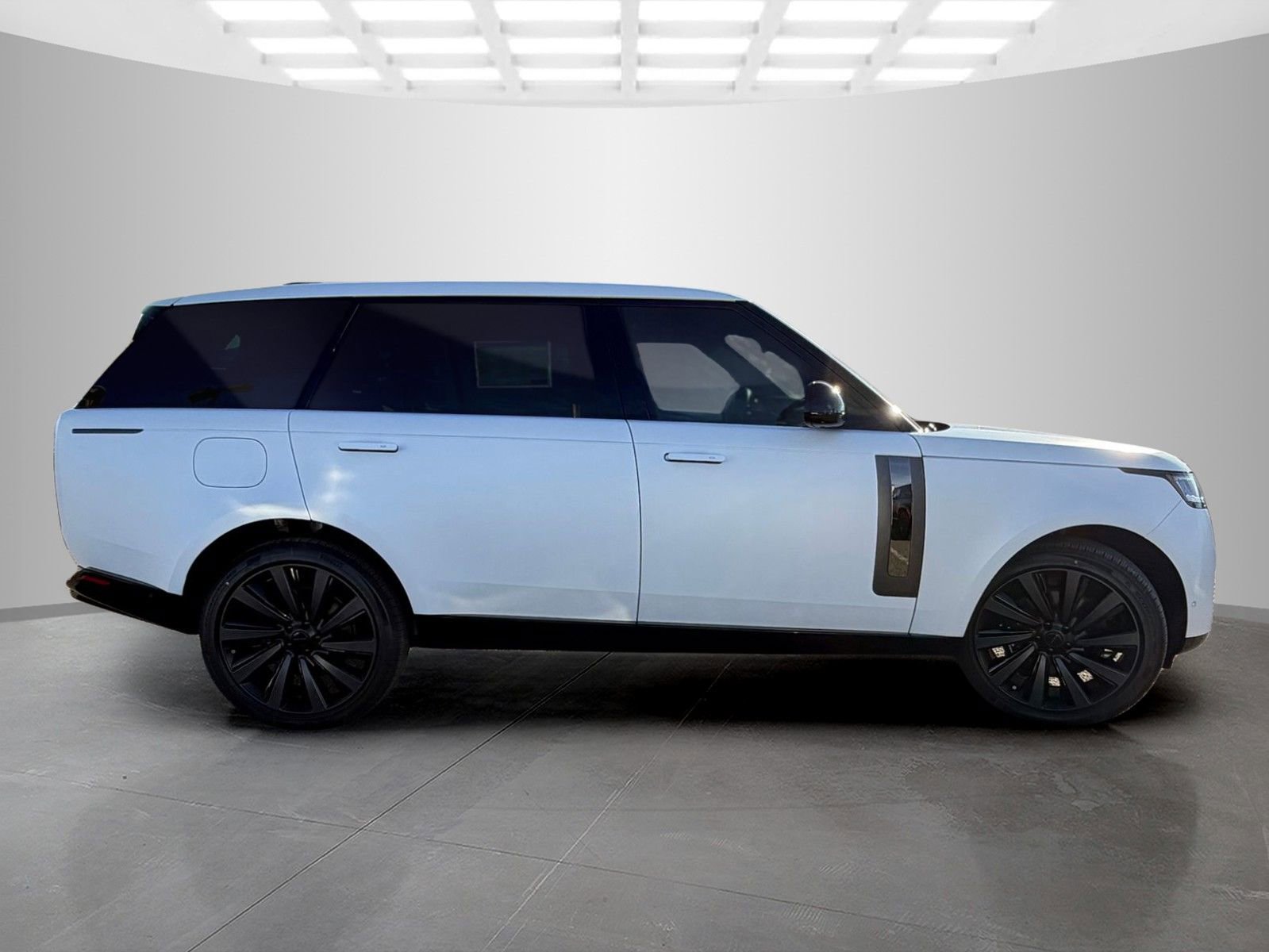 New 2026 Land Rover Range Rover SV image 4