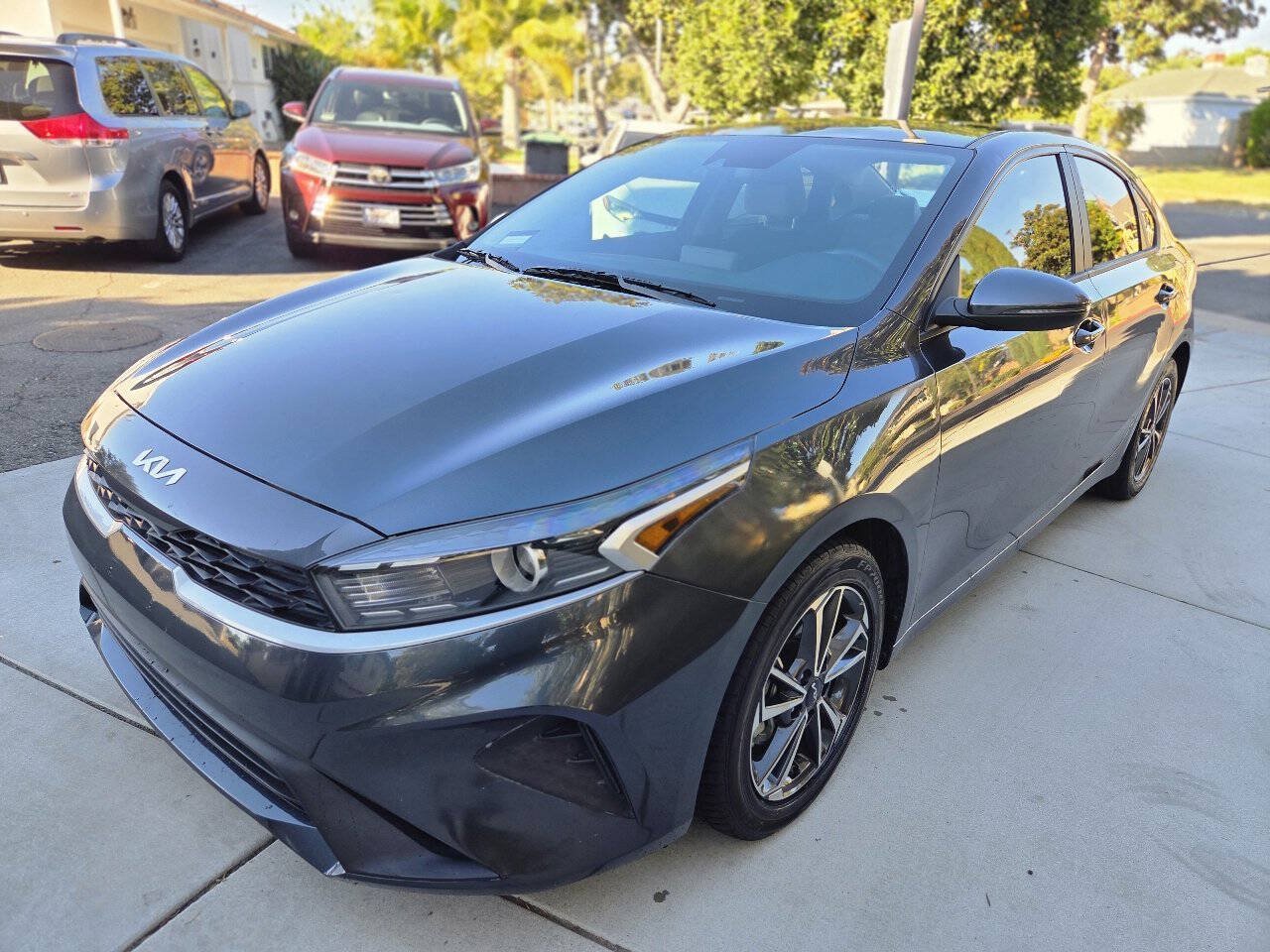 Used 2022 Kia Forte LXS w/ LXS Technology Package FWD image 2