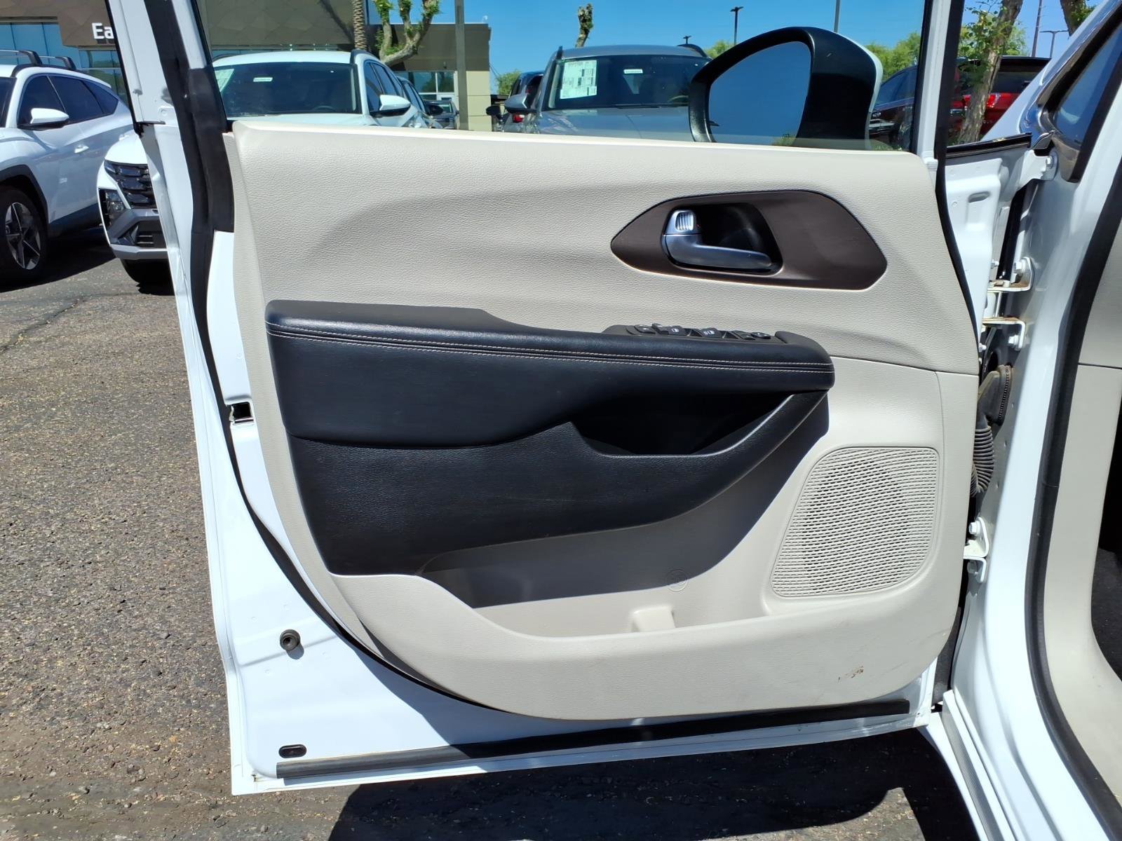 Used 2023 Chrysler Voyager LX image 19