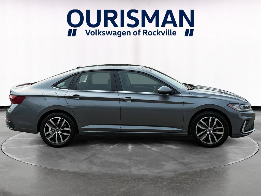 Used 2025 Volkswagen Jetta SE FWD image 7