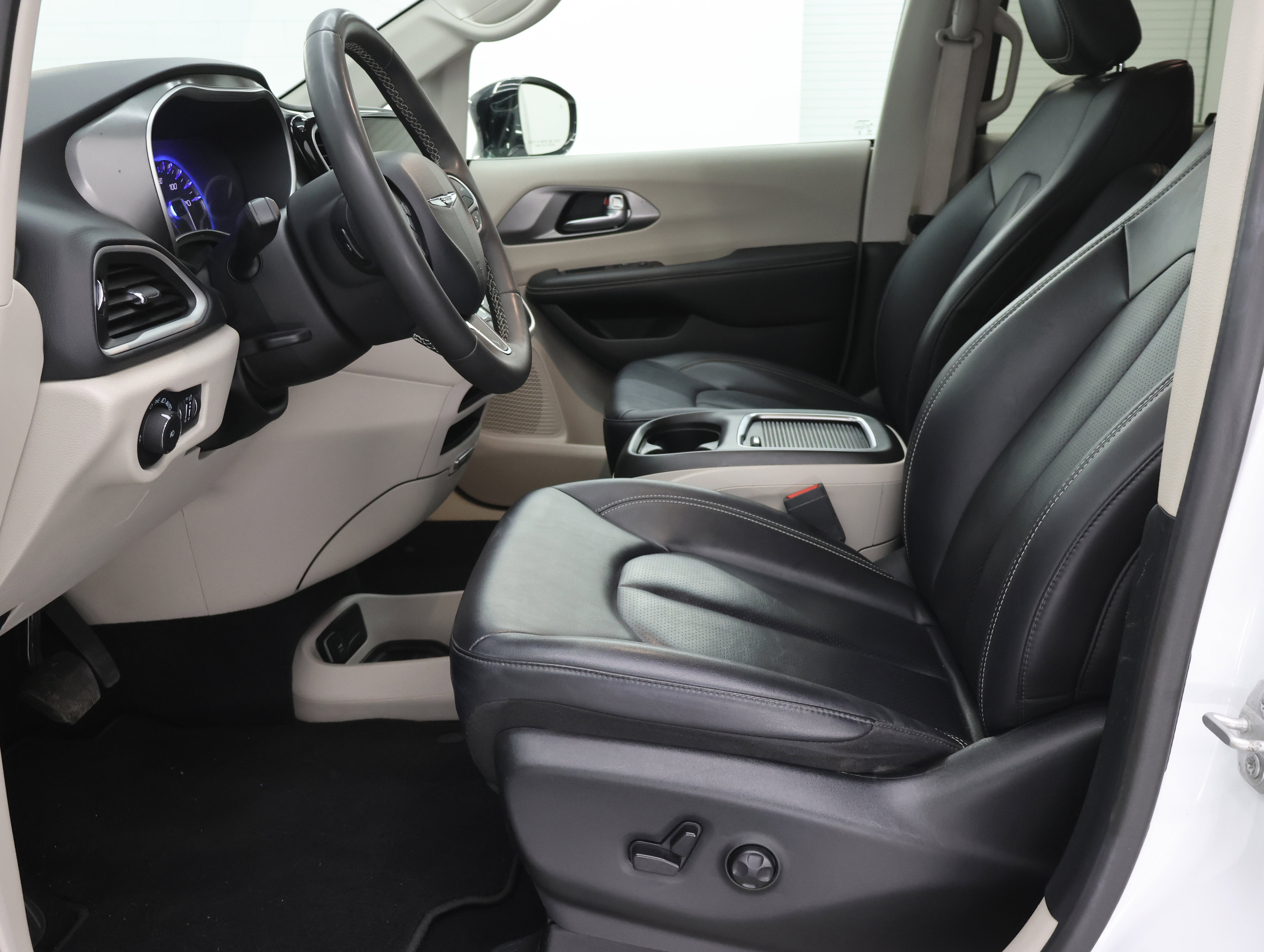 Used 2024 Chrysler Pacifica Touring-L FWD image 8