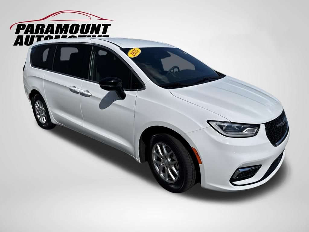 Used 2025 Chrysler Pacifica Select FWD image 3