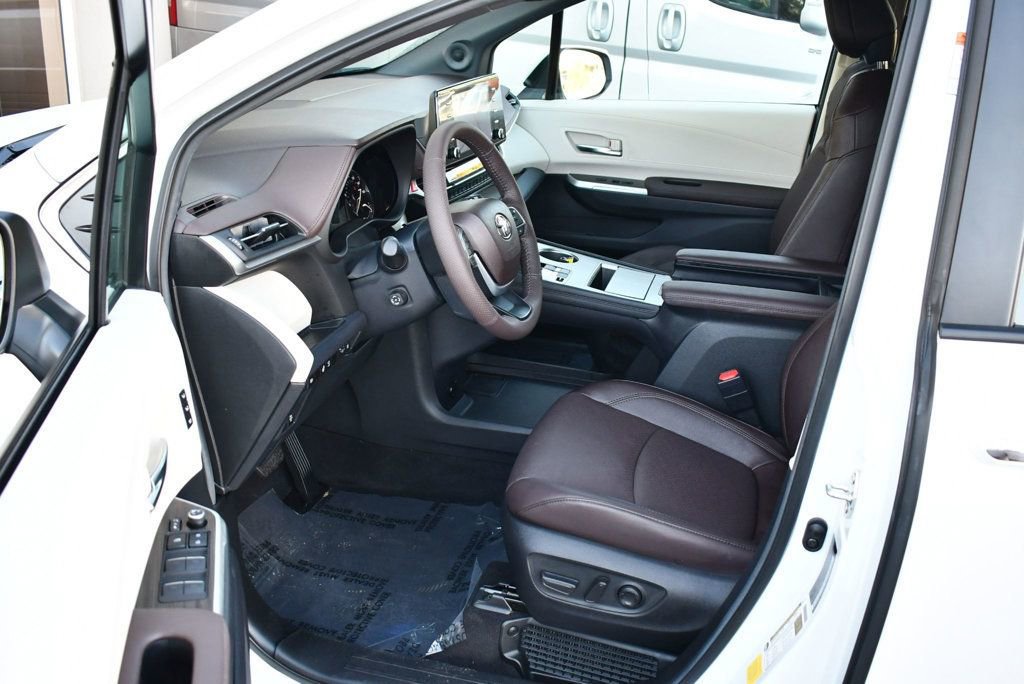 Used 2024 Toyota Sienna Platinum image 44