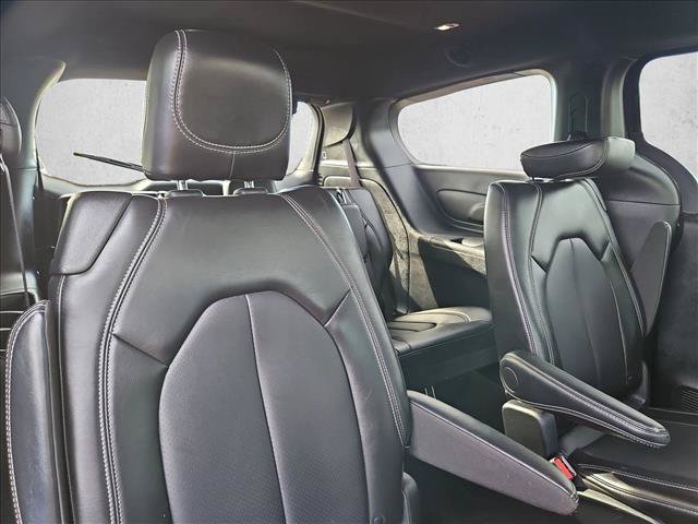 Used 2025 Chrysler Pacifica Select FWD image 13