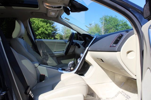 Used 2015 Volvo XC60 T6 w/ Proximity Package AWD/4WD image 14
