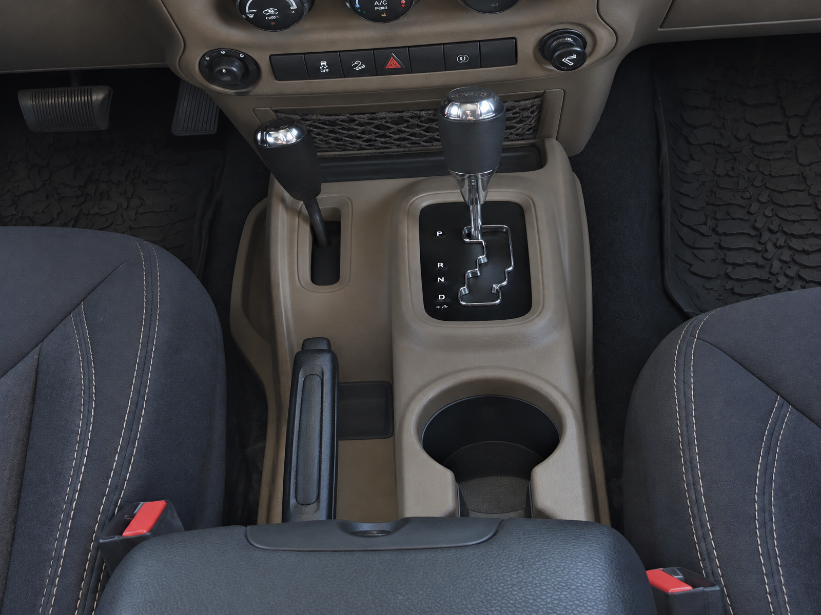 Used 2015 Jeep Wrangler Unlimited Sahara w/ Connectivity Group AWD/4WD image 17