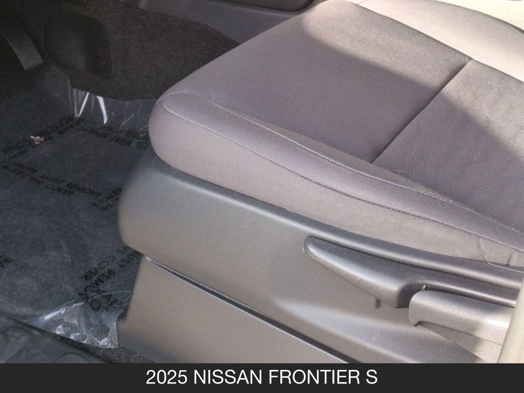Used 2025 Nissan Frontier S RWD image 15