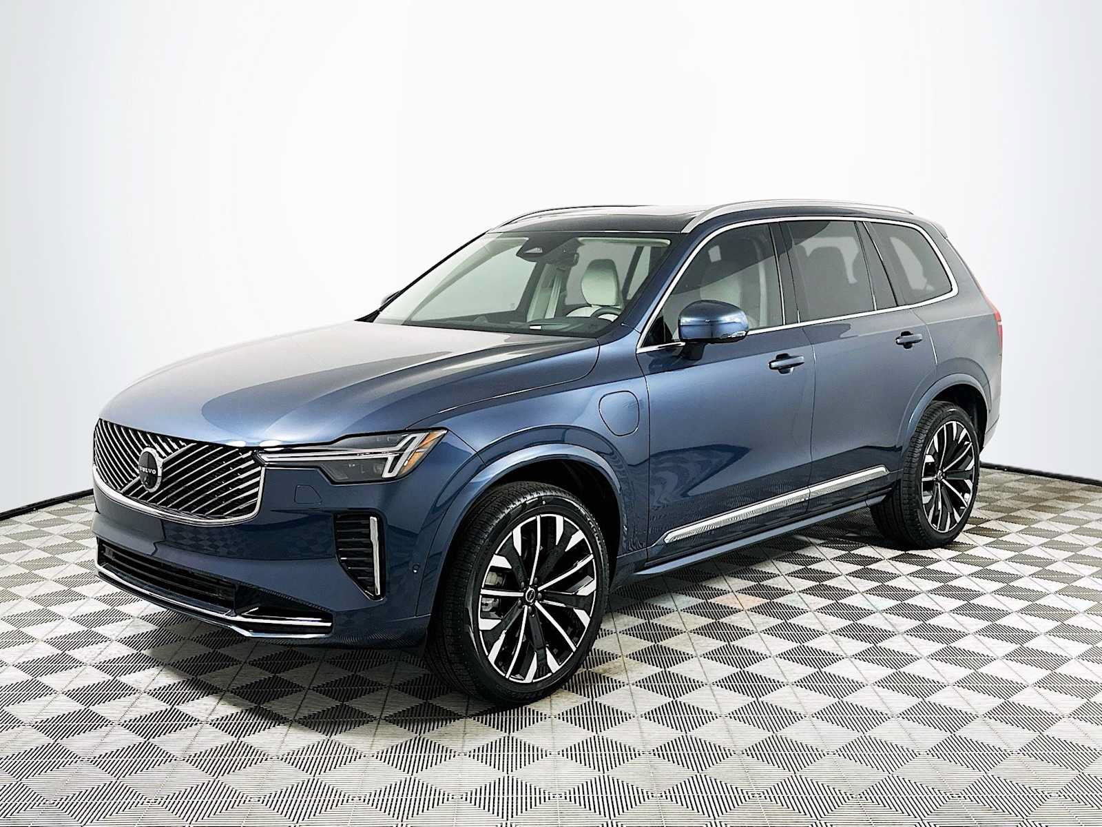 New 2026 Volvo XC90 T8 Ultra w/ Protection Package AWD/4WD image 3