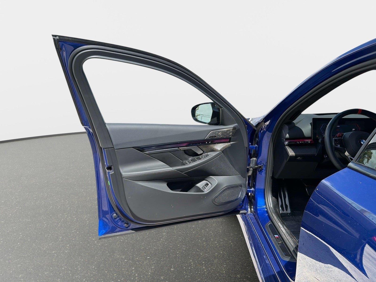 Used 2025 BMW M5 AWD/4WD image 36