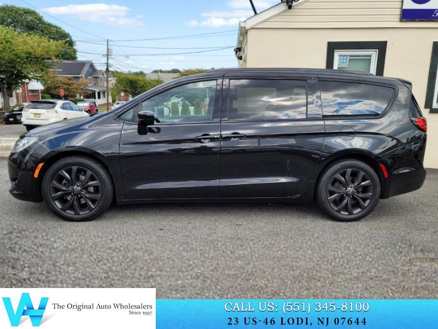 Used 2020 Chrysler Pacifica Touring-L Plus w/ S Appearance Package image 7