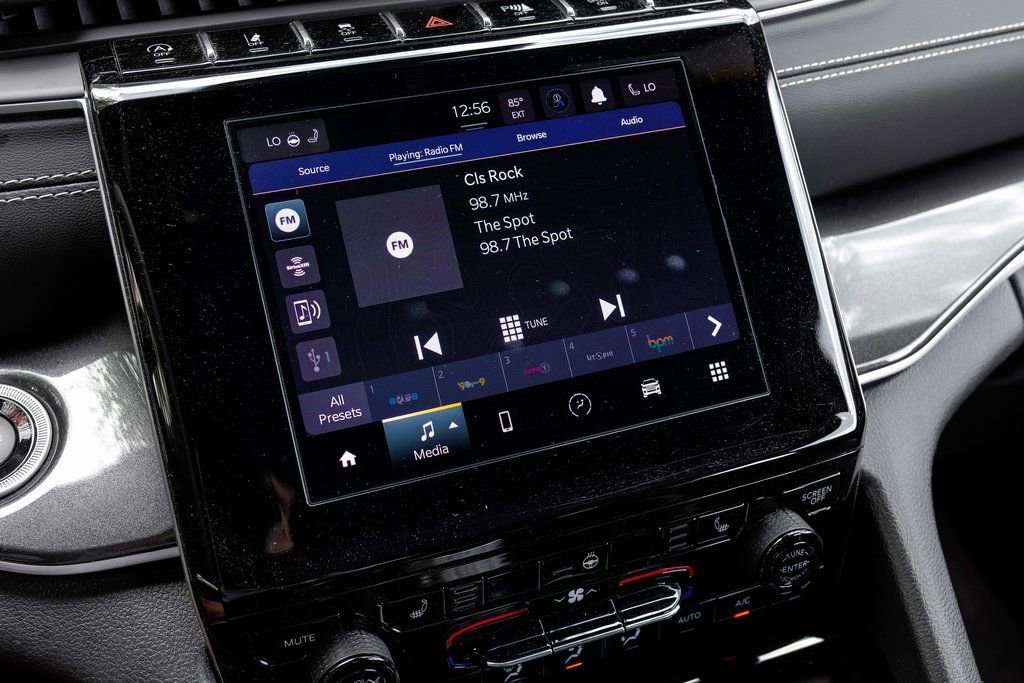 Used 2023 Jeep Grand Cherokee Altitude image 6