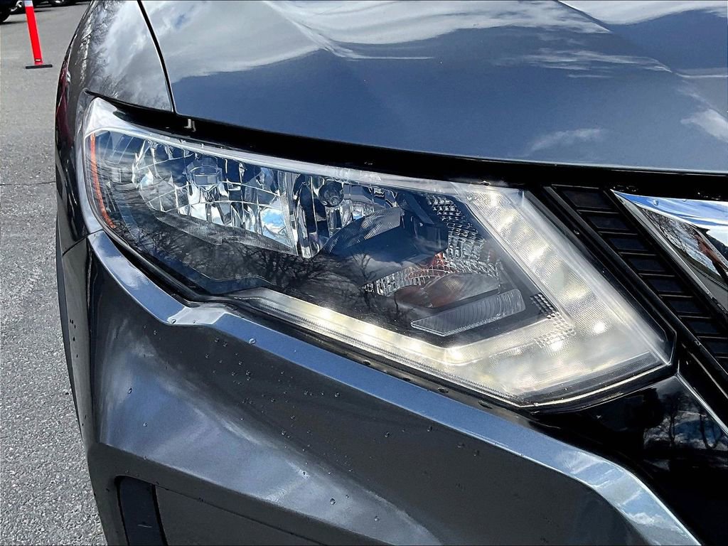 Used 2018 Nissan Rogue SV image 27