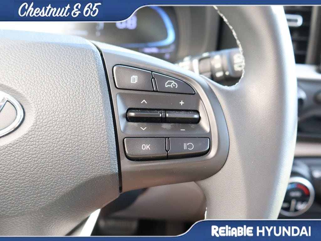 Certified 2025 Hyundai Venue SEL FWD image 28