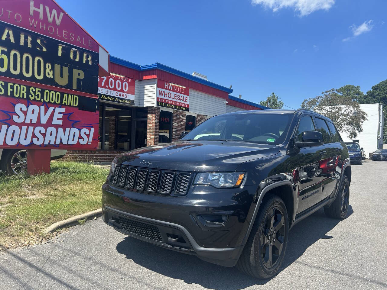Used 2019 Jeep Grand Cherokee Laredo image 1