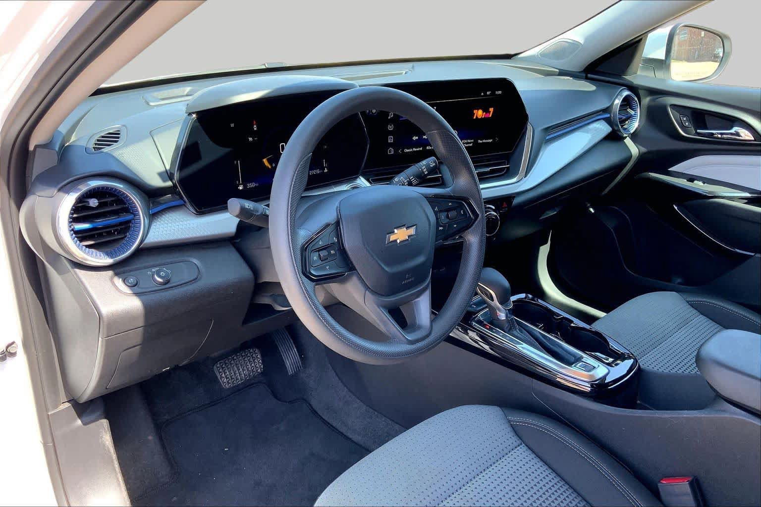 Used 2025 Chevrolet Trax LT FWD image 18