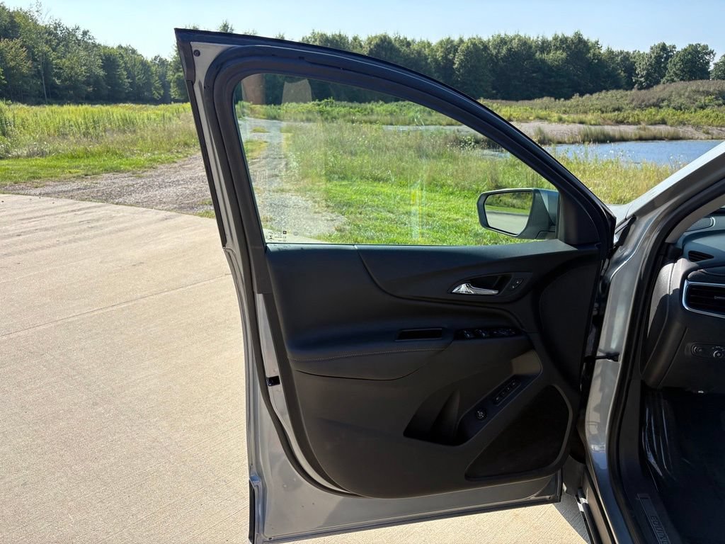 Used 2023 Chevrolet Equinox Premier FWD image 13