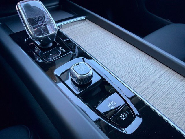 New 2027 Volvo XC60 B5 Plus AWD/4WD image 22